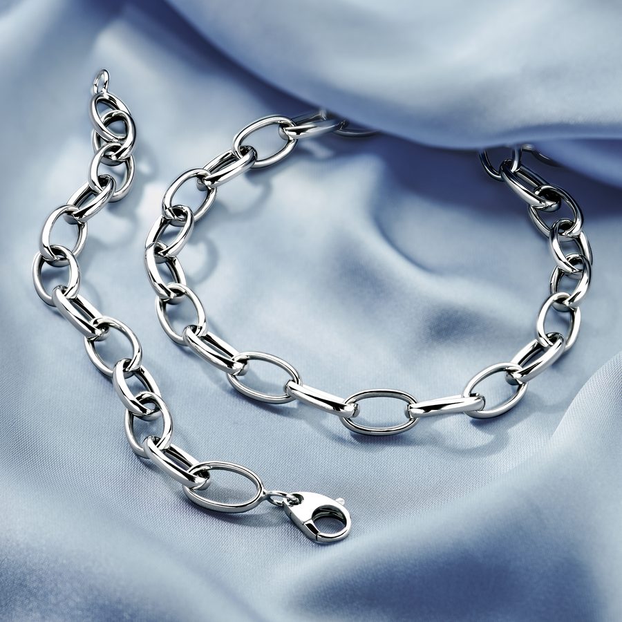 Zilveren schakelarmband op blauwe zijde