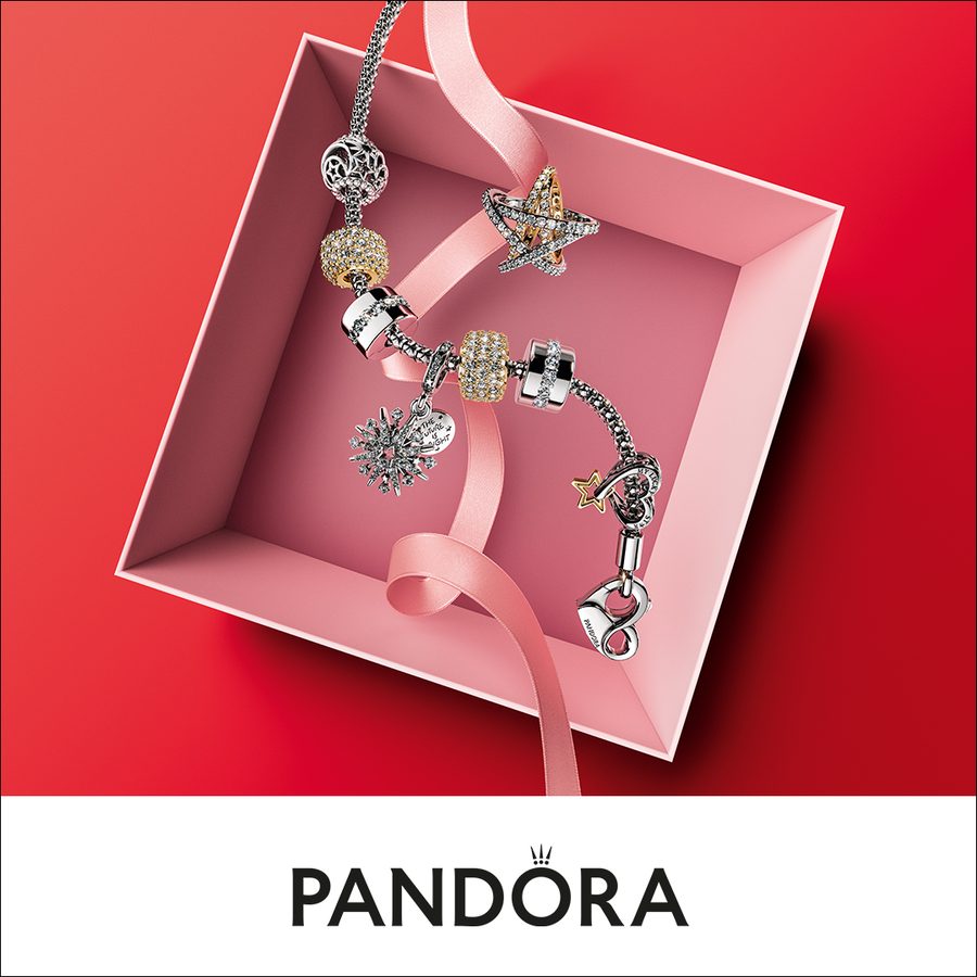 Pandora bedelarmband met bedels in een roze geschenkdoos