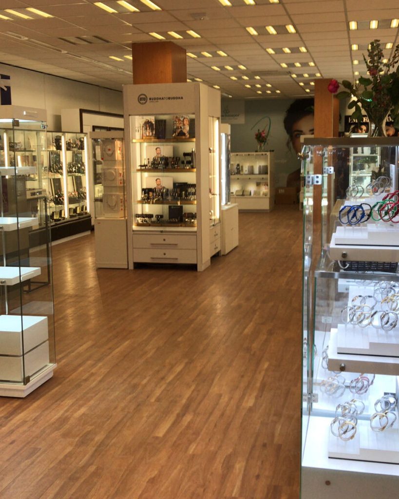 Interieur van Juwelier Winteridee met vitrines en houten vloer